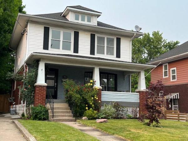 A la foto es mostra l'objecte Luxury and comfy Home- Niagara getaway situat a la ciutat de Niagara Falls.