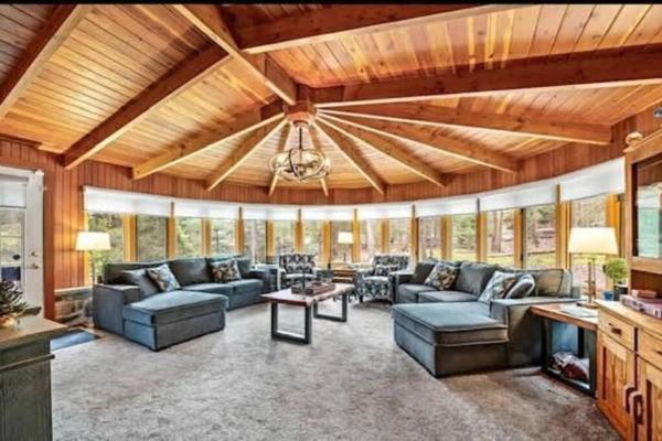 A la foto es mostra l'objecte The HYLANDS - Stunning Unique Mountain Home - Spa situat a la ciutat de Split Rock.