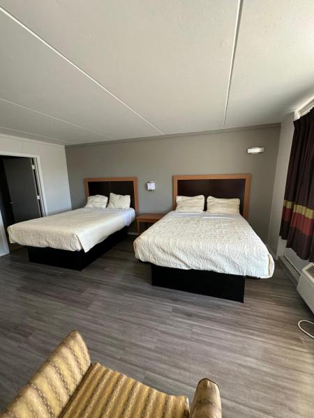 The photo shows the Budgetel Inn & Suites located in the city of Hamlet.