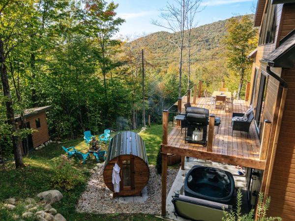 Nella foto è visibile l'oggetto Le Montagnia escape to Tremblant with hot tub situato nella città di Val-des-Lacs.