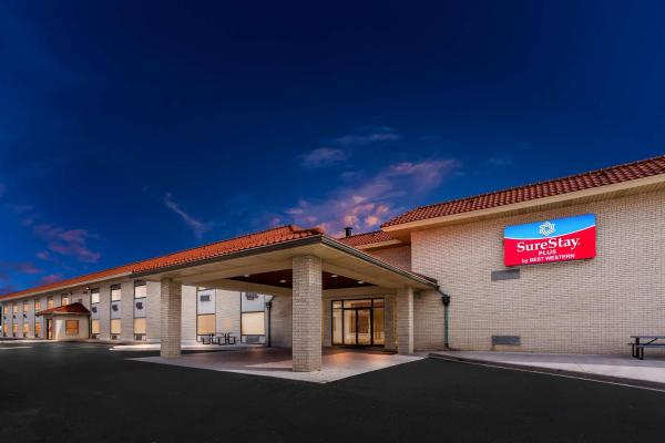 写真にはウィンザー市にあるSureStay Plus by Best Western Windsorが写っています。