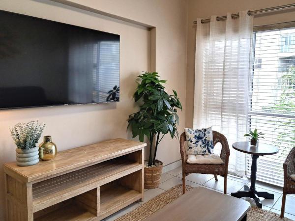 The photo shows the St Diaz Mossel Bay Holiday Home located in the city of DʼAlmeida.