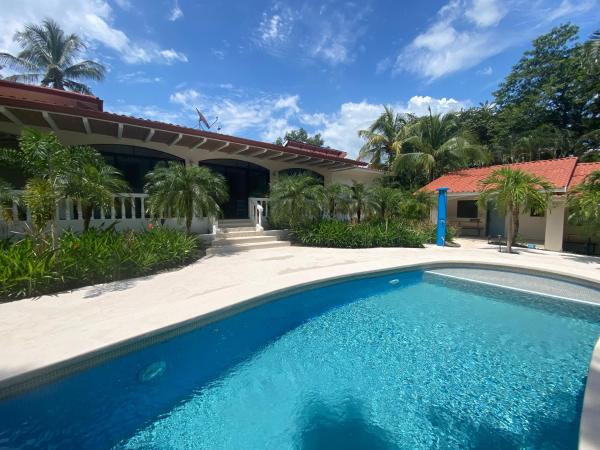 Na foto é possível ver o objeto Manta Ray Lodge localizado na cidade de Playa Junquillal.
