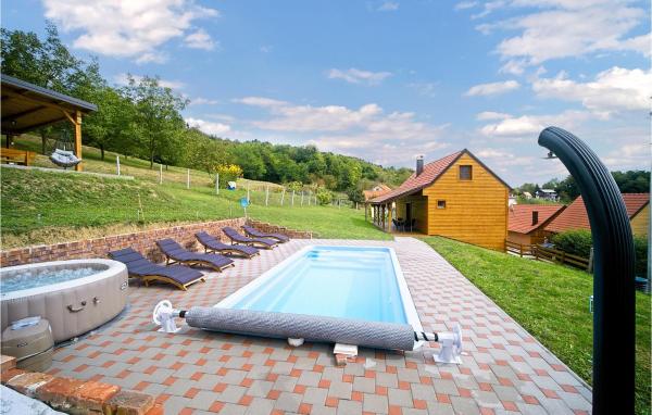 A la foto es mostra l'objecte Lovely Home In Dragovanscak situat a la ciutat de Bukovac.