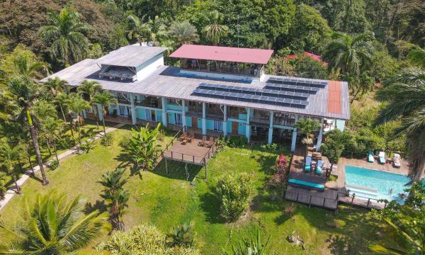 A la foto es mostra l'objecte Bird Island Bungalows situat a la ciutat de Isla Colón.