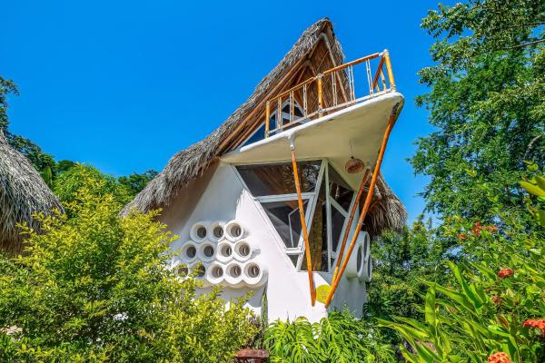 En la foto se muestra el objeto Villas Bambu ubicado en la ciudad de El Rebalse.