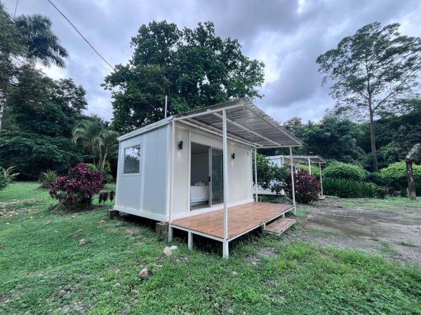 The photo shows the Cautiva Sleep Inn located in the city of Guácimo.