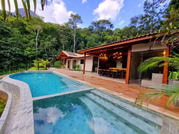 Na foto é possível ver o objeto Casa Jardim das Montanhas localizado na cidade de Petrópolis.