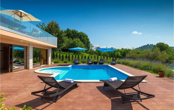 The photo shows the Villa Brazzana located in the city of Buzet.