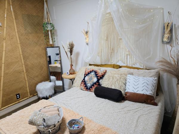 На фото показан объект Cozy Boho Room at the Heart of Vancouver! Private Parking, Self Check-in & just 4 mins to Metrotown!, расположенный в городе Бернаби.