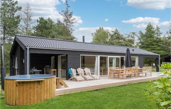 Na zdjęciu widoczny jest obiekt Beautiful Home In Højby With Sauna położony w mieście Højby.