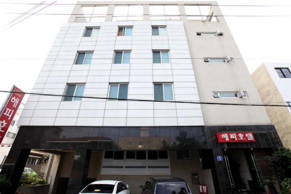En la foto se muestra el objeto Happy Hotel ubicado en la ciudad de Yŏn-dong.