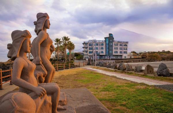 Στη φωτογραφία φαίνεται το αντικείμενο Jeju Island Love που βρίσκεται στην πόλη Kuŏm-ni.