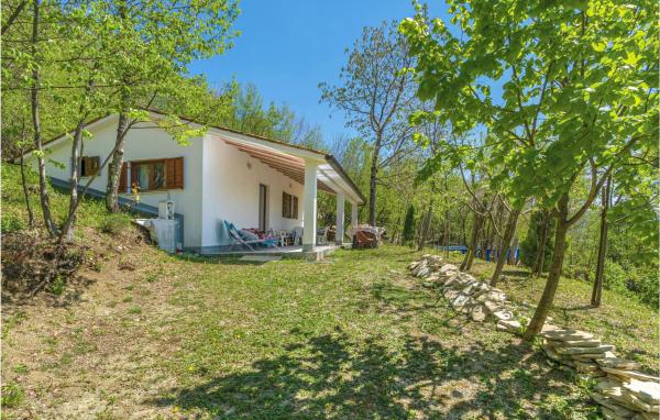 Na fotografii je vidět objekt Two-Bedroom Holiday Home In Dolenja Vas nacházející se ve městě Brest.