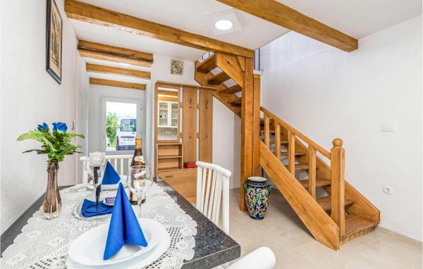 På bilden syns objektet 1 Bedroom Beautiful Home In Jurdani som ligger i staden Jušići.
