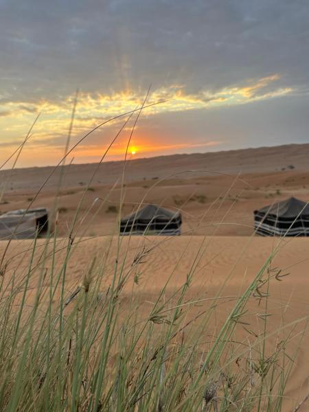A la foto es mostra l'objecte Golden dune Bedouin camp situat a la ciutat de Al Wāşil.