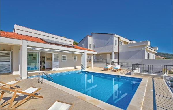 Nella foto è visibile l'oggetto Holiday Home Primosten-Dolac With Outdoor Pool situato nella città di Podgreben.