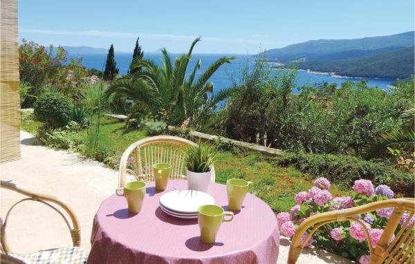 Na zdjęciu widoczny jest obiekt Cozy Apartment In Rabac położony w mieście Rabac.