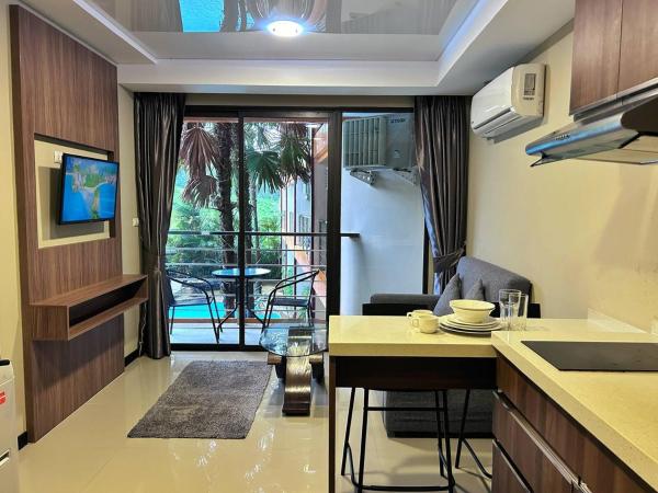 A la foto es mostra l'objecte Nai Harn Condominium situat a la ciutat de Rawai Beach.
