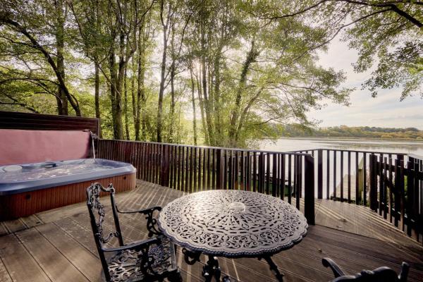 A la foto es mostra l'objecte Chiffchaff Lodge with Hot tub situat a la ciutat de Aikton.