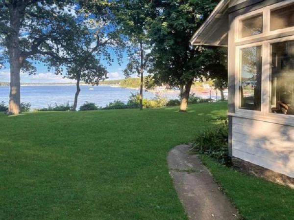 A la foto es mostra l'objecte Pillsbury Point Cottage on West Lake Okoboji situat a la ciutat de Arnolds Park.