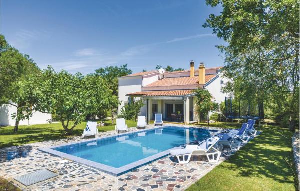 A la foto es mostra l'objecte Gorgeous Home In Rastane Donje situat a la ciutat de Rastane.