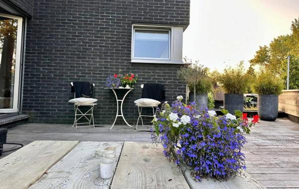 A la foto es mostra l'objecte La maison noire au coin situat a la ciutat de Bruges.