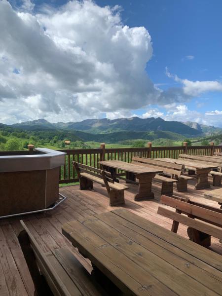 Na zdjęciu widoczny jest obiekt Papa Bear Bjelasnica położony w mieście Brda.