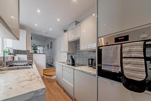 På billedet ses objektet Modern 2 bed 2 Bath House in Sittingbourne by Splendid Stays beliggende i byen Murston.