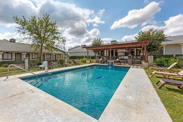 A la foto es mostra l'objecte Best Western Post Oak Inn situat a la ciutat de Burnet.