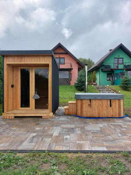 Auf dem Foto ist das Objekt Cichy Zakątek - Sauna Jacuzzi SPA RELAX SOLINA BIESZCZADY in der Stadt Lesko zu sehen.