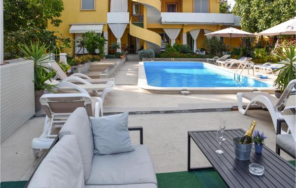 Na zdjęciu widoczny jest obiekt Nice Apartment In Pakostane położony w mieście Pakoštane.