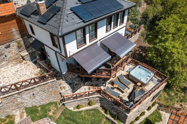 Na zdjęciu widoczny jest obiekt Spa Villa Mezinska Jacuzzi Sauna położony w mieście Shiroka Laka.