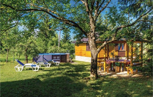 På bilden syns objektet Two-Bedroom Holiday Home In Trosmarija som ligger i staden Perići.