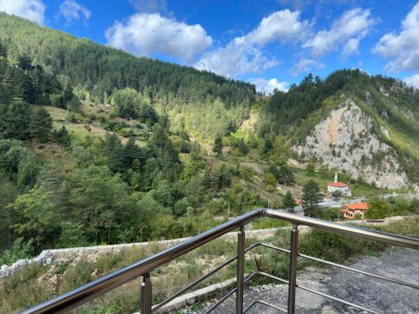 The photo shows the Стаи за гости Куцеви located in the city of Devin.