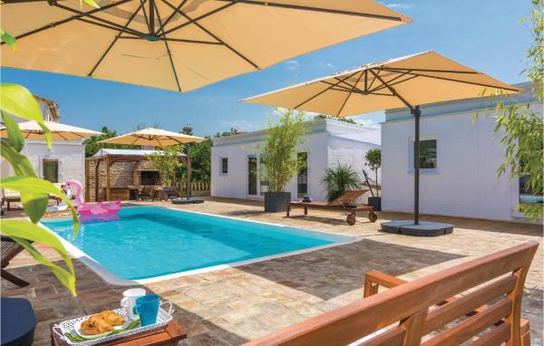 Na zdjęciu widoczny jest obiekt Ten-Bedroom Holiday Home In Petrcane położony w mieście Petrčane.