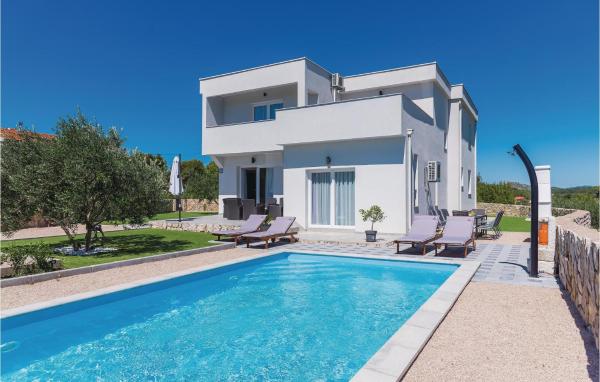 Na fotografii je vidět objekt Four-Bedroom Holiday Home In Zaton nacházející se ve městě Zaton.