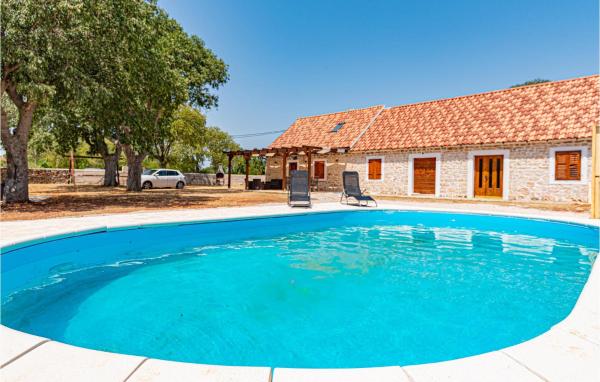 2 Bedroom Beautiful Home In Drinovci - Croatia