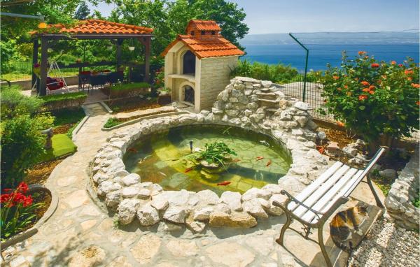 På billedet ses objektet Nice Studio In Omis With House Sea View beliggende i byen Omiš.