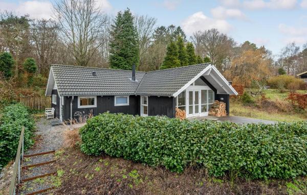 A la foto es mostra l'objecte Cozy Home In Melby With Kitchen situat a la ciutat de Melby.