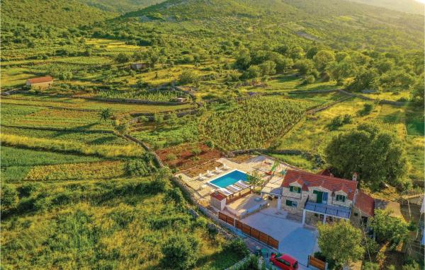 På bilden syns objektet Two-Bedroom Holiday Home In Ljubitovica som ligger i staden Mravnica.