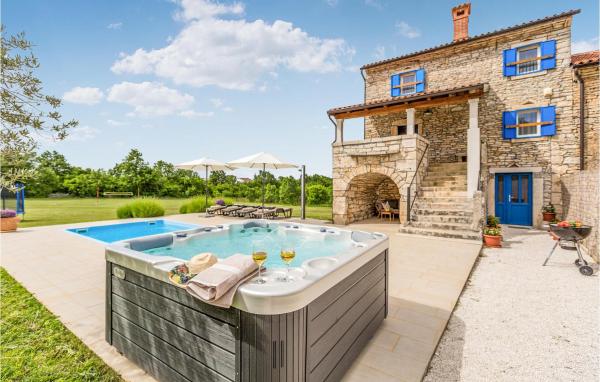A la foto es mostra l'objecte Stunning Home In Brscici situat a la ciutat de Bičići.