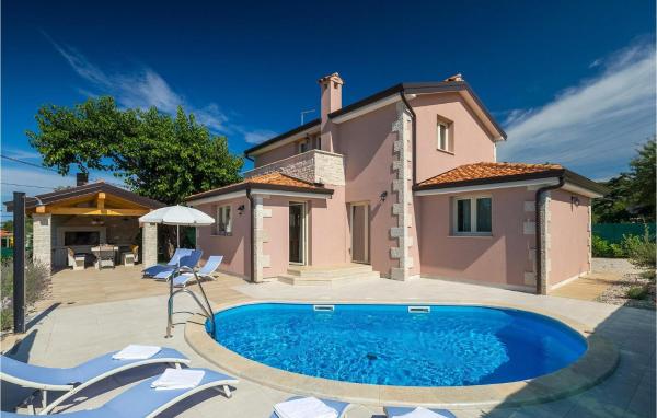 A la foto es mostra l'objecte Villa Murva situat a la ciutat de Poreč.