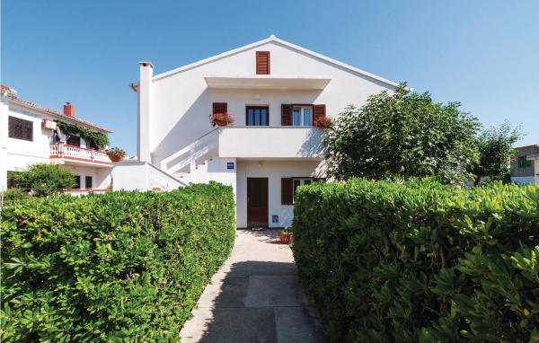 2 Bedroom Lovely Apartment In Pag - Pag