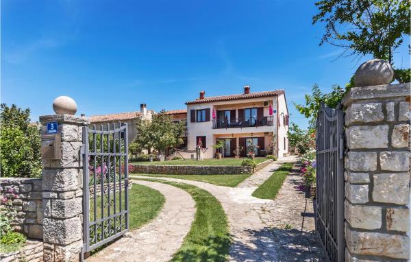 Three-bedroom Apartment In Vodnjan - Bale