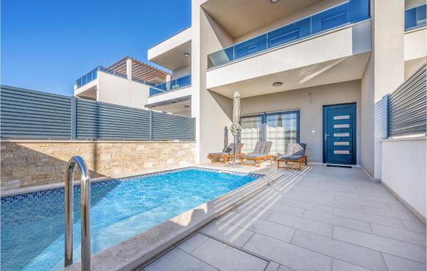 A la foto es mostra l'objecte 4 Bedroom Awesome Home In Srima situat a la ciutat de Srima.
