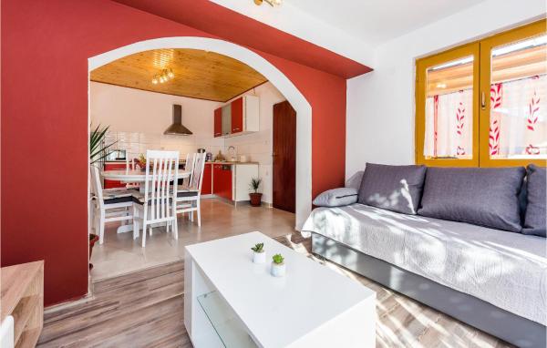 På bildet vises objektet 3 Bedroom Gorgeous Apartment In Skradin som ligger i byen Ðevrske.