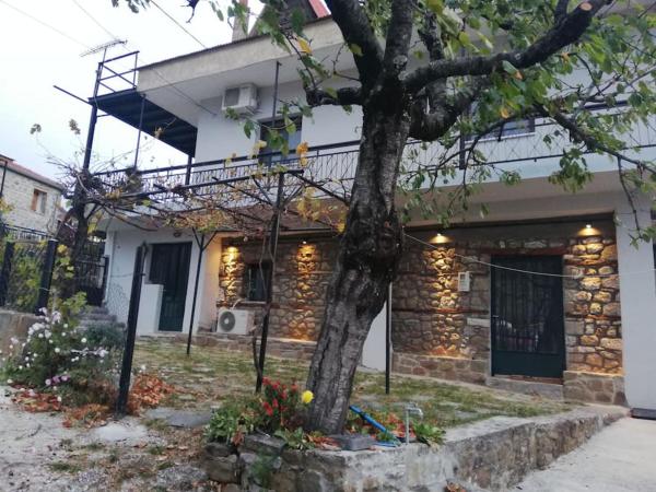 La photo montre l'objet Παραδοσιακο σπιτι με εσωτερικο τζακι situé dans la ville de Aïdón.