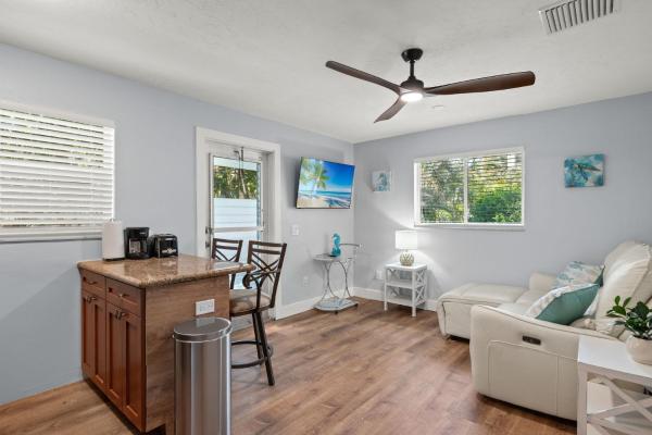 Na fotografii je vidět objekt 2 Bed 2 Bath Modern Naples Beach Bungalow nacházející se ve městě Naples.