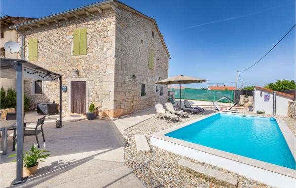Two-bedroom Holiday Home In Svetvincenat - Bale